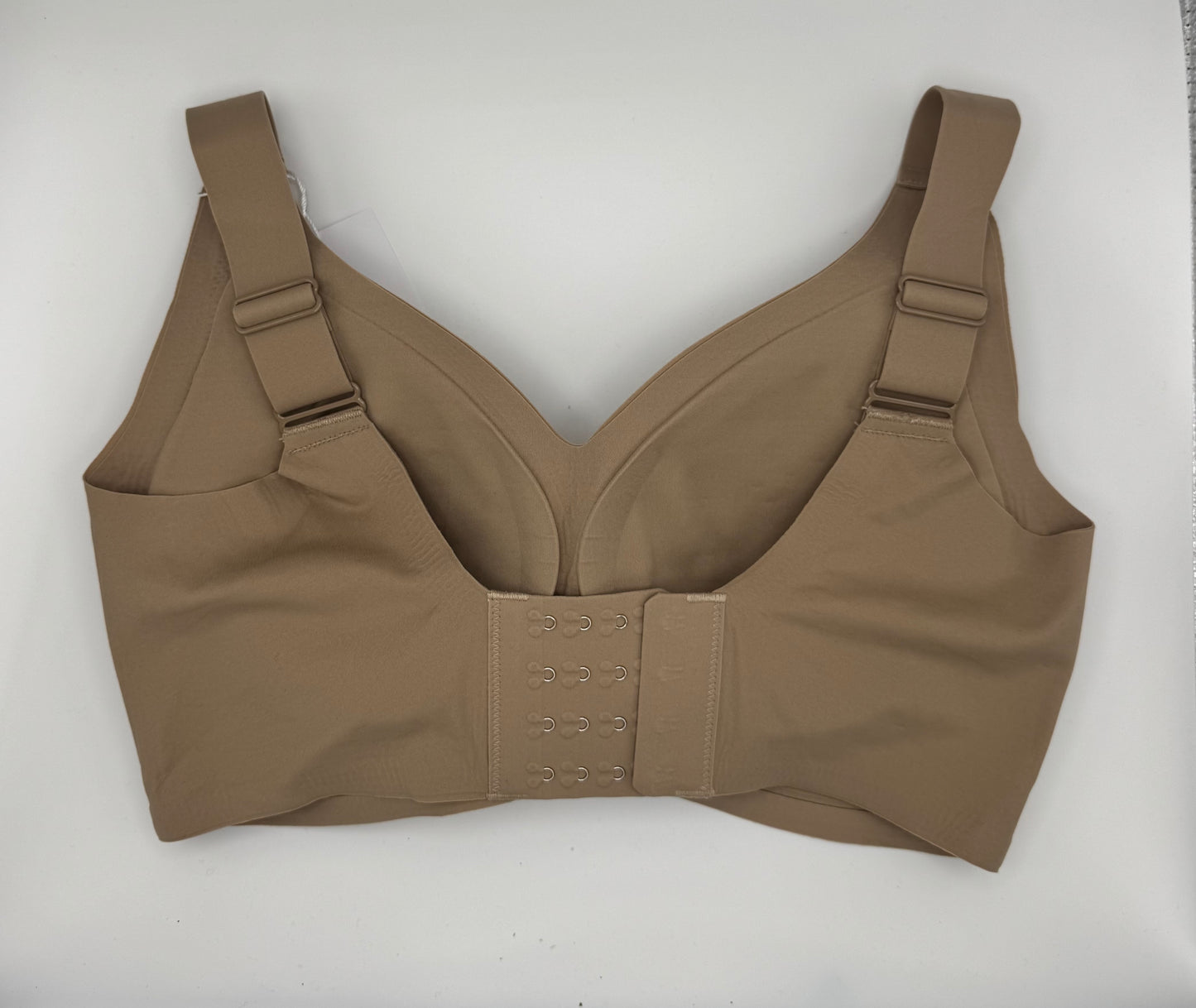 Närbild av Ease Support bh i beige med 4-hooks rygg