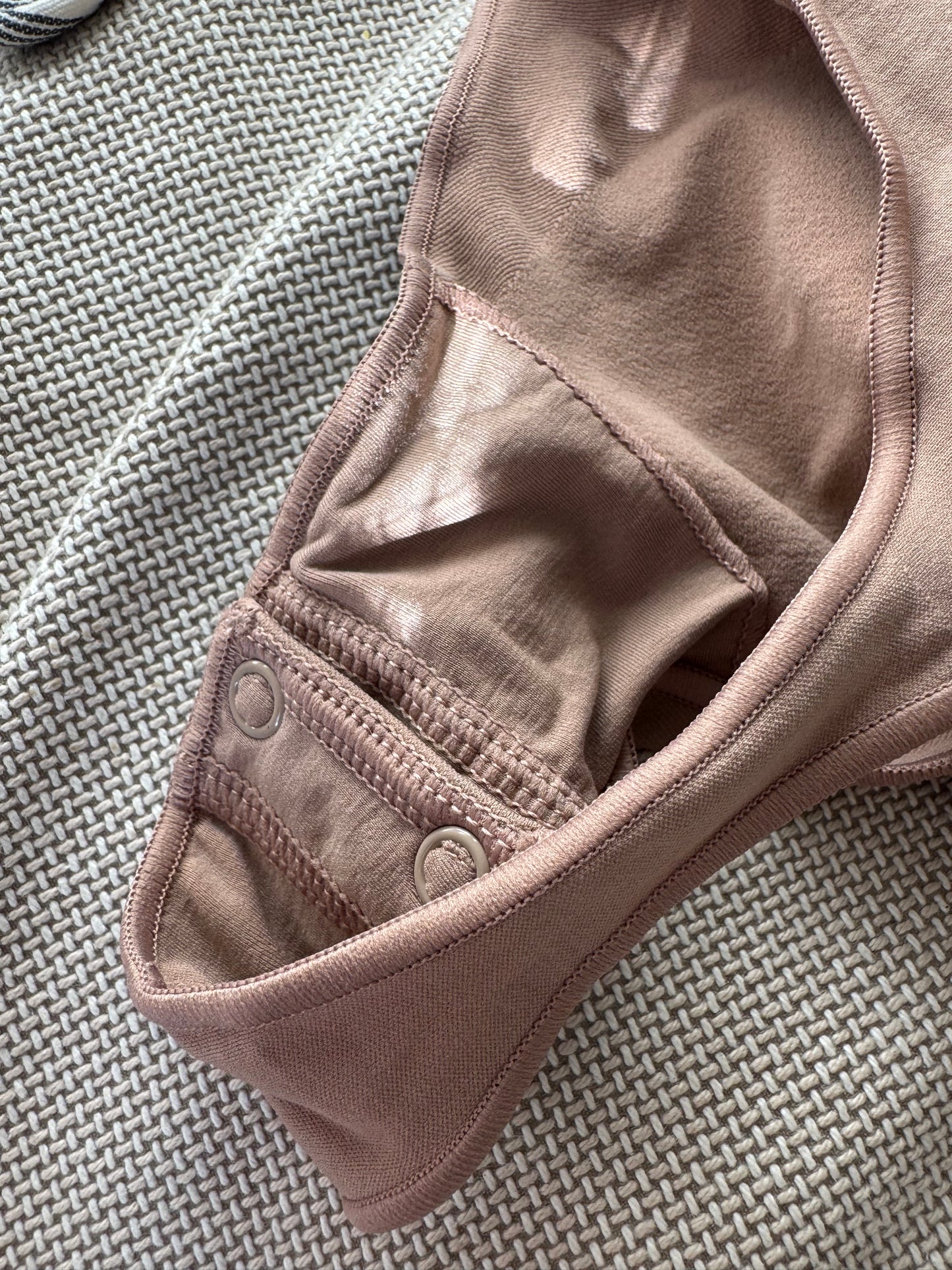 Shapewear med string och knappar