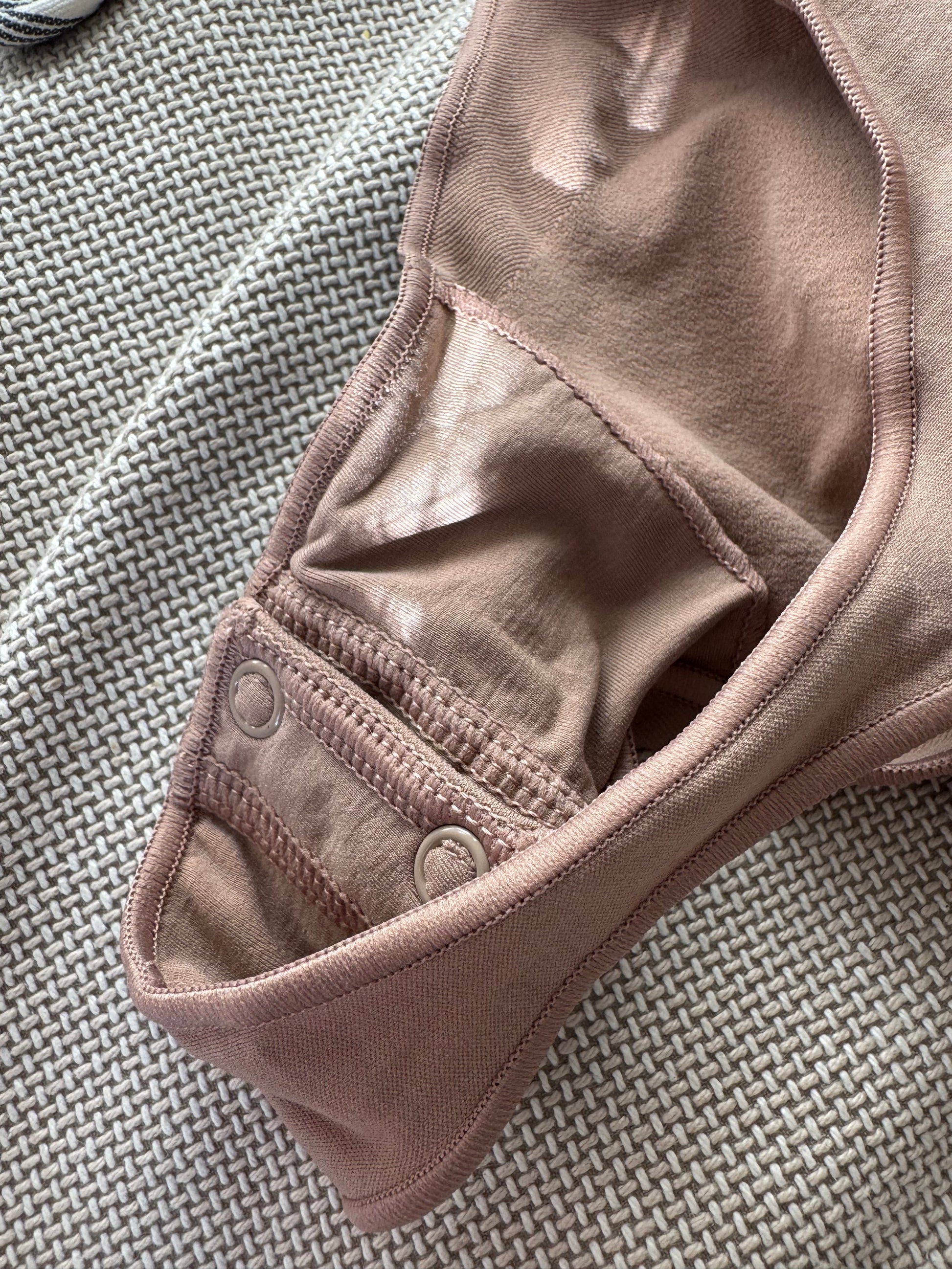 Shapewear med string och knappar